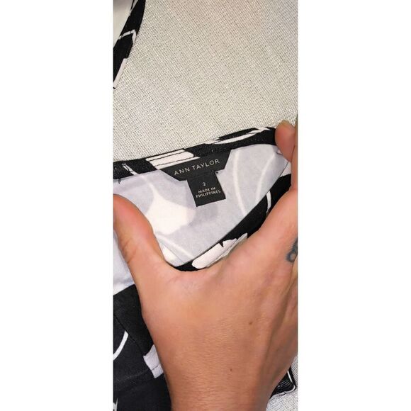 ANN TAYLOR BLACK AND WHITE POPPY PRINTED SLEEVELESS DRESS SIZE 2 - Picture 2 of 7